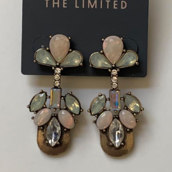 ๐ Limited Statement Earrings - Picture 4 of 10